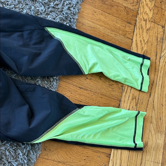 Lululemon Run Mod Moves Crop or Speed Up Crop in Black & Zippy Neon Green Size 2 - Picture 8 of 10